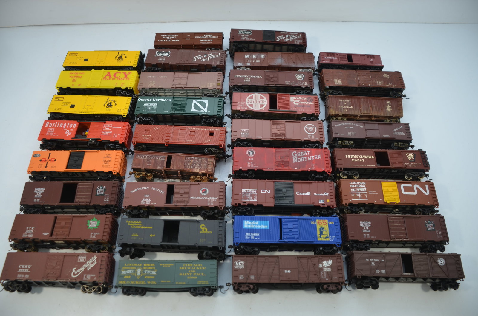 34 Assorted 40 Foot Boxcars-HO Scale (1 of 5)