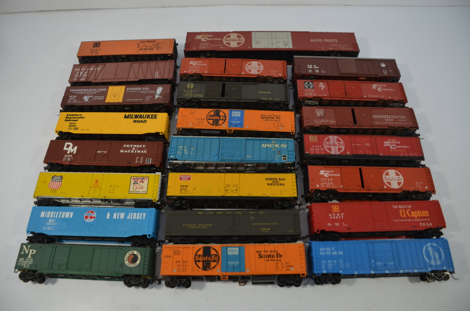 23 Assorted 50 Foot Boxcars-HO Scale (1 of 5)