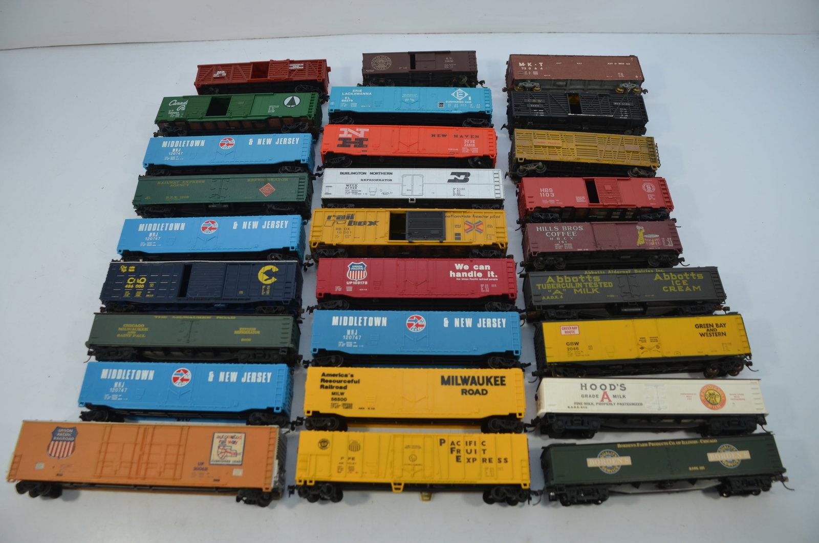 27 Assorted 40-50-60 Foot Boxcars, Refrigerator Cars and Cattle Cars-HO Scale (1 of 5)