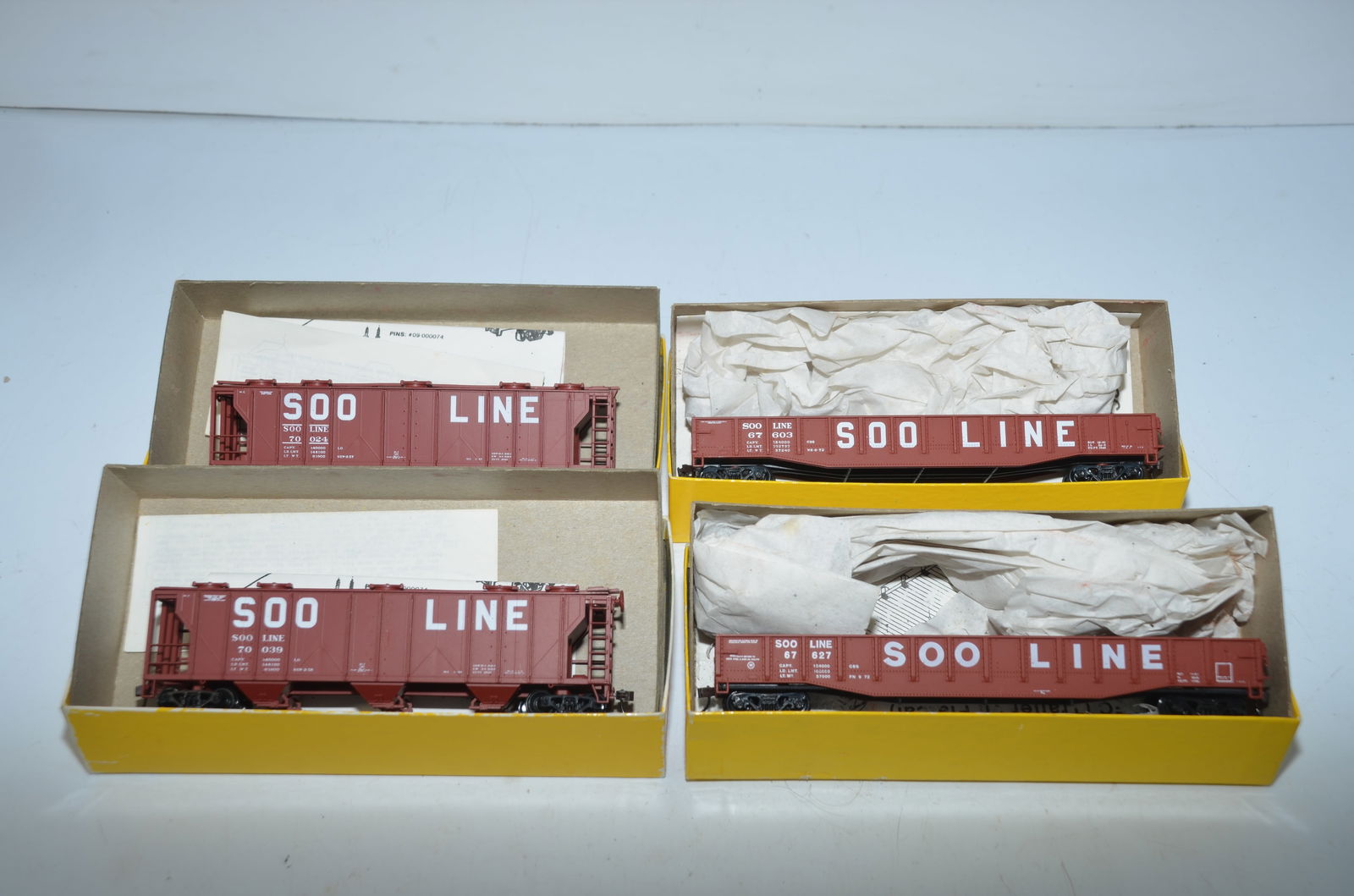 Soo Line RR Special Run Hopper and Gondola Cars-New In Box-Accurail (1 of 2)