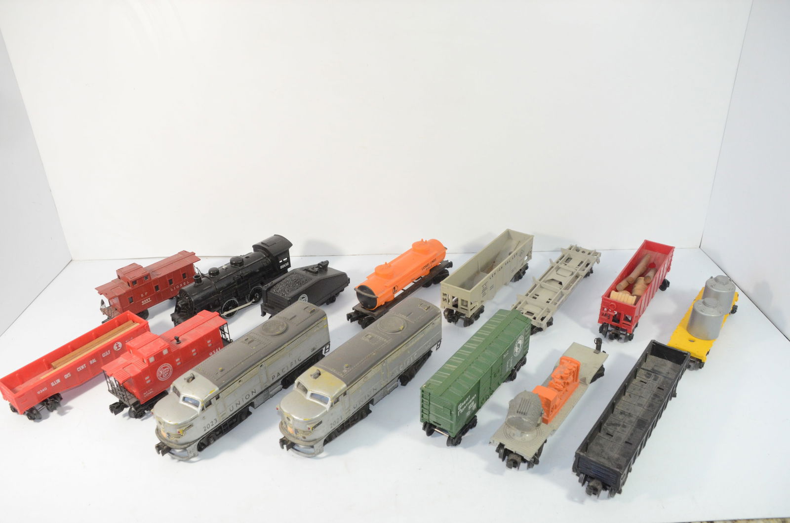 Mixed O Scale Freight Car and Locomotive Lot (1 of 6)