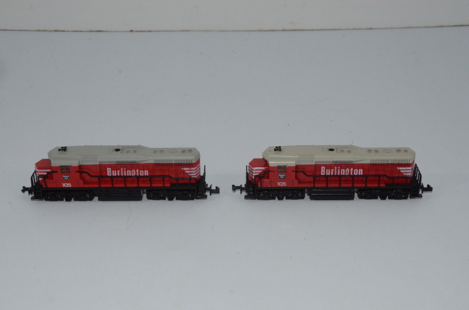 Chicago Burlington and Quincy RR-Two GP30 Diesel Locomotives-Atlas-N Scale (1 of 6)