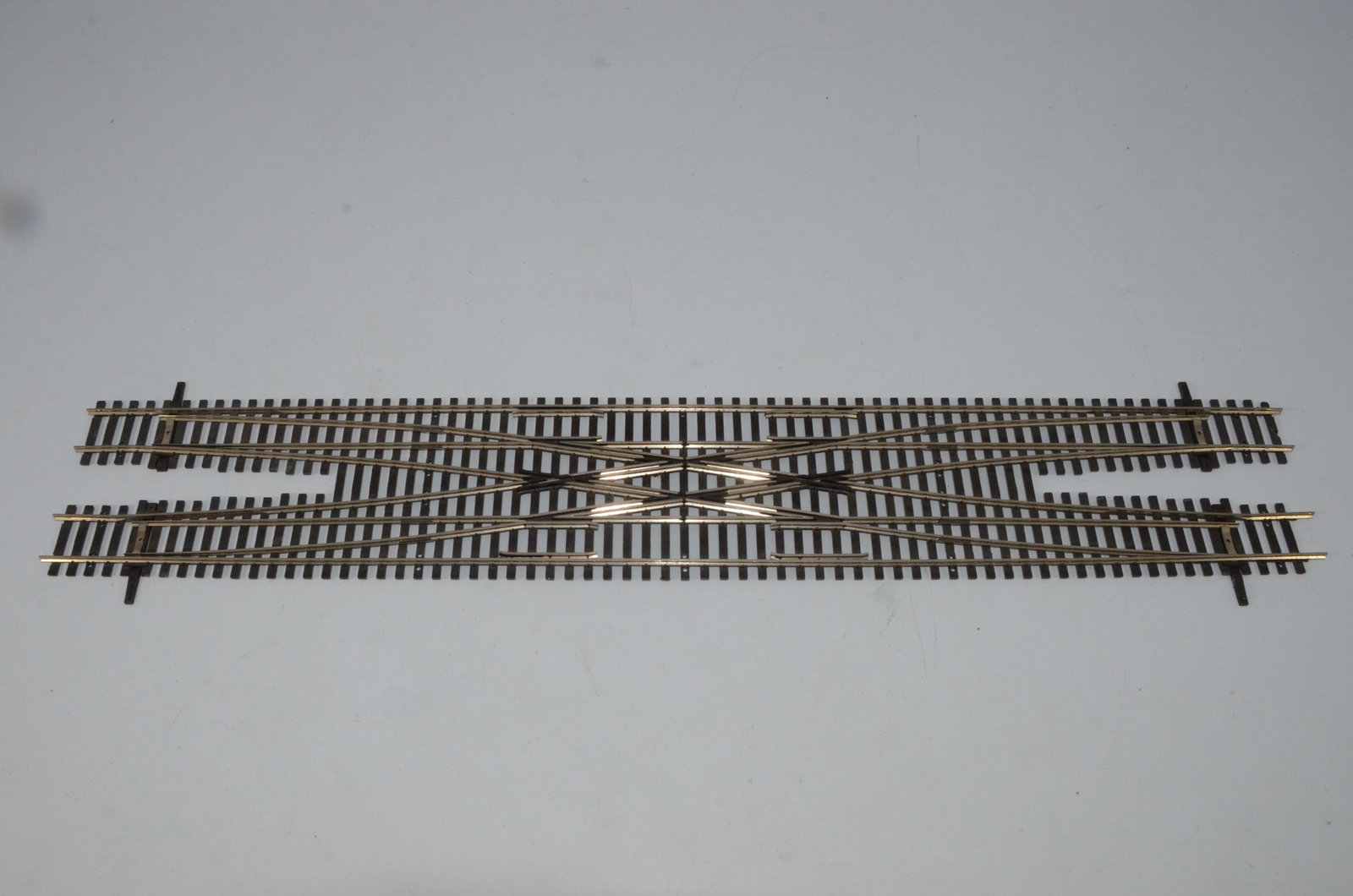 Shinohara Double Crossover-HO Scale: This is a Shinohara double crossover in HO scale. Used, but in excellent condition.