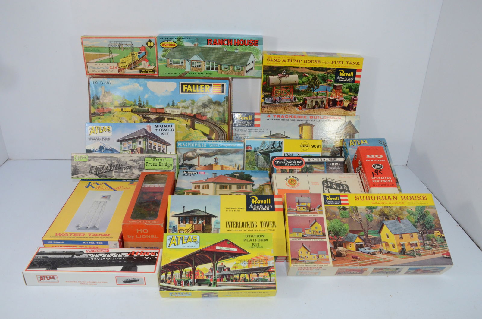 20 New HO Scale Structure Kits (1 of 5)