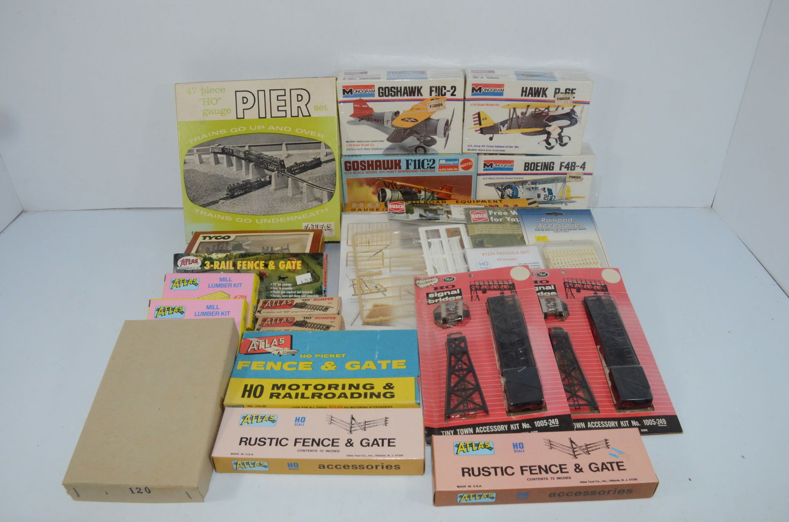 22 New HO Scale Structure and Detail Kits, Plus 4 Airplane Models (1 of 7)