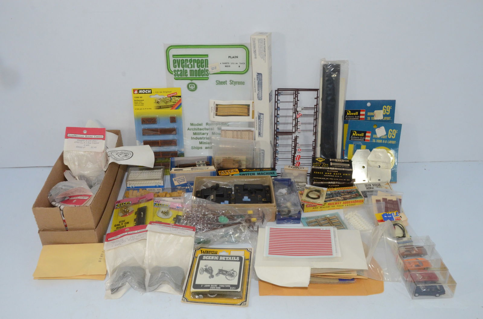 Large Mixed Lot of HO Scale Details and Decals (1 of 7)