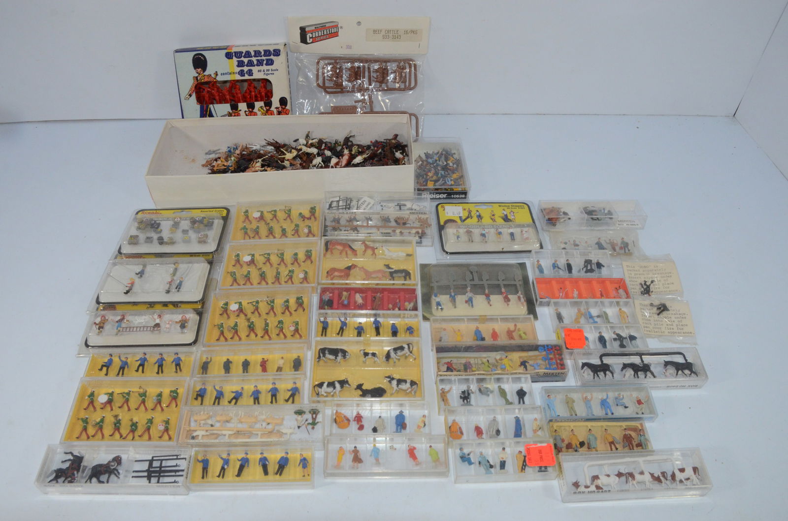 Huge Lot of HO Scale Figures-People and Animals (1 of 6)