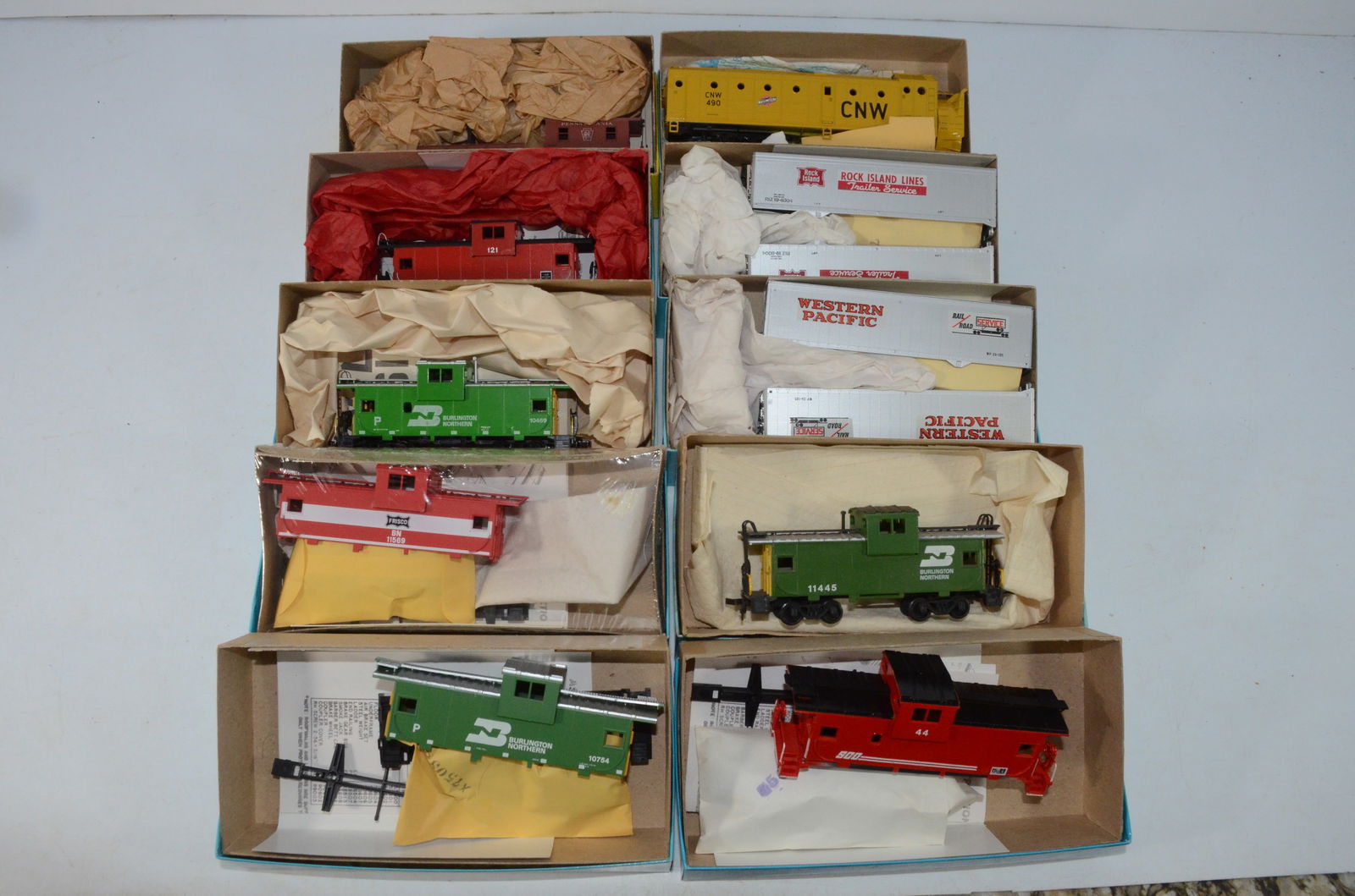 10 Assorted Cabooses/Trailers/Snowplows-Athearn Blue and Yellow Box-HO Scale (1 of 4)