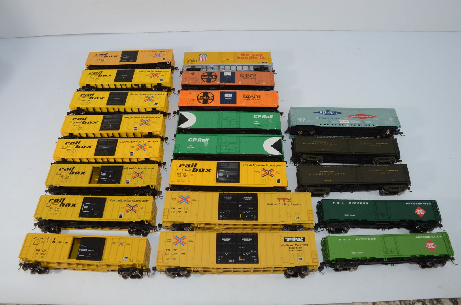11 RailBox Boxcars, 10 Other Box and Refrigerator Cars-HO Scale (1 of 4)