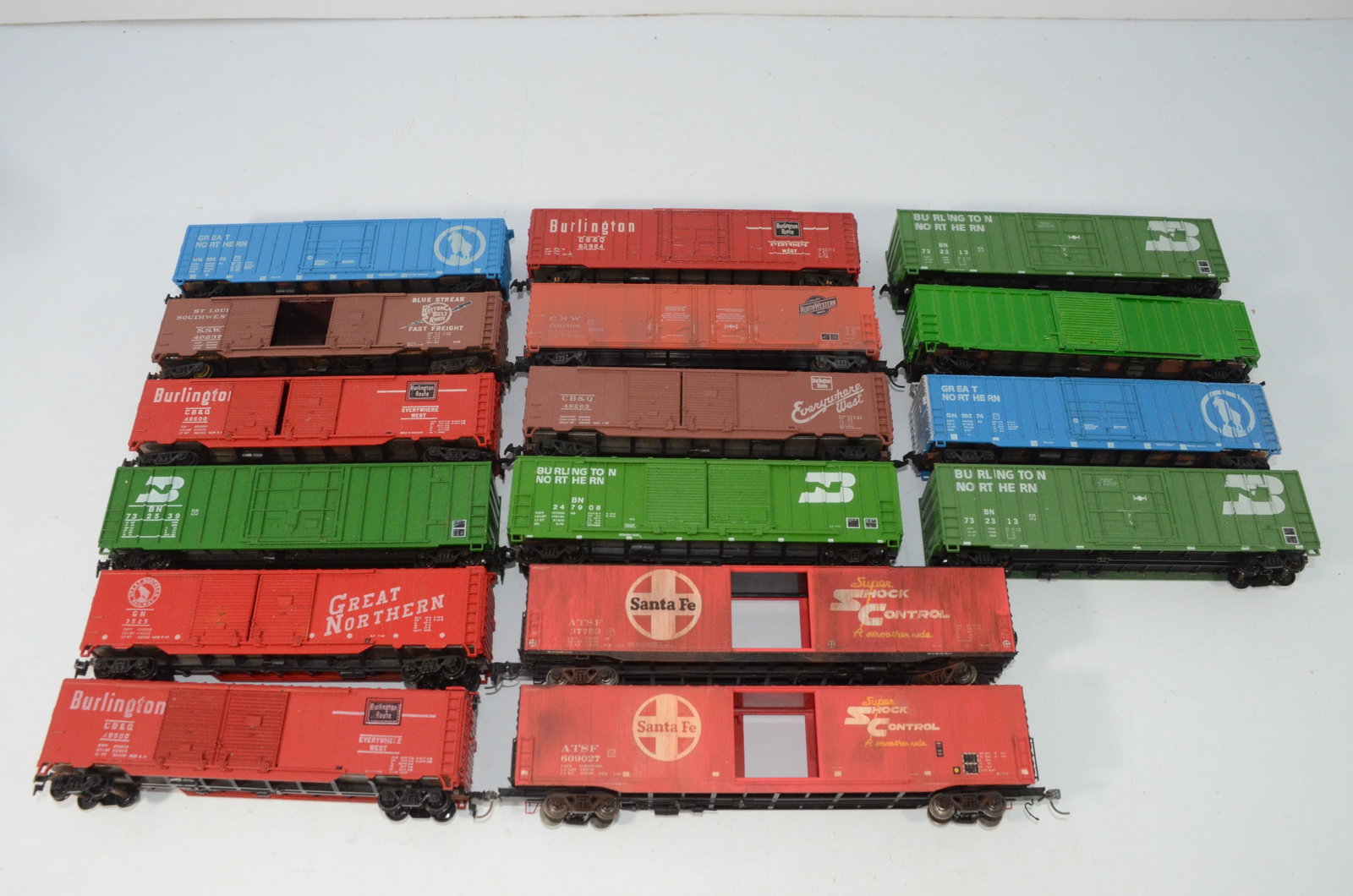 16 50 and 60 Foot Boxcars-HO Scale: This is a lot of sixteen 50 and 60 foot boxcars and refrigerator cars in HO scale. Some have nice sprung trucks; some have Kadee couplers; some have metal wheels. Various roads. All are used.