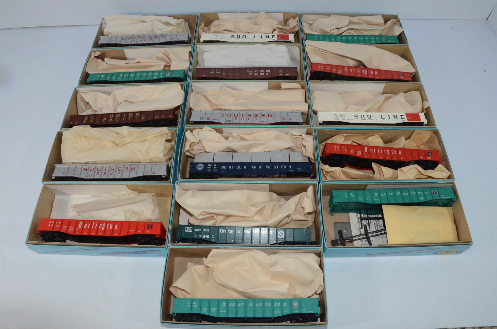16 Assorted Gondola Cars-Athearn Blue Box HO scale (1 of 5)