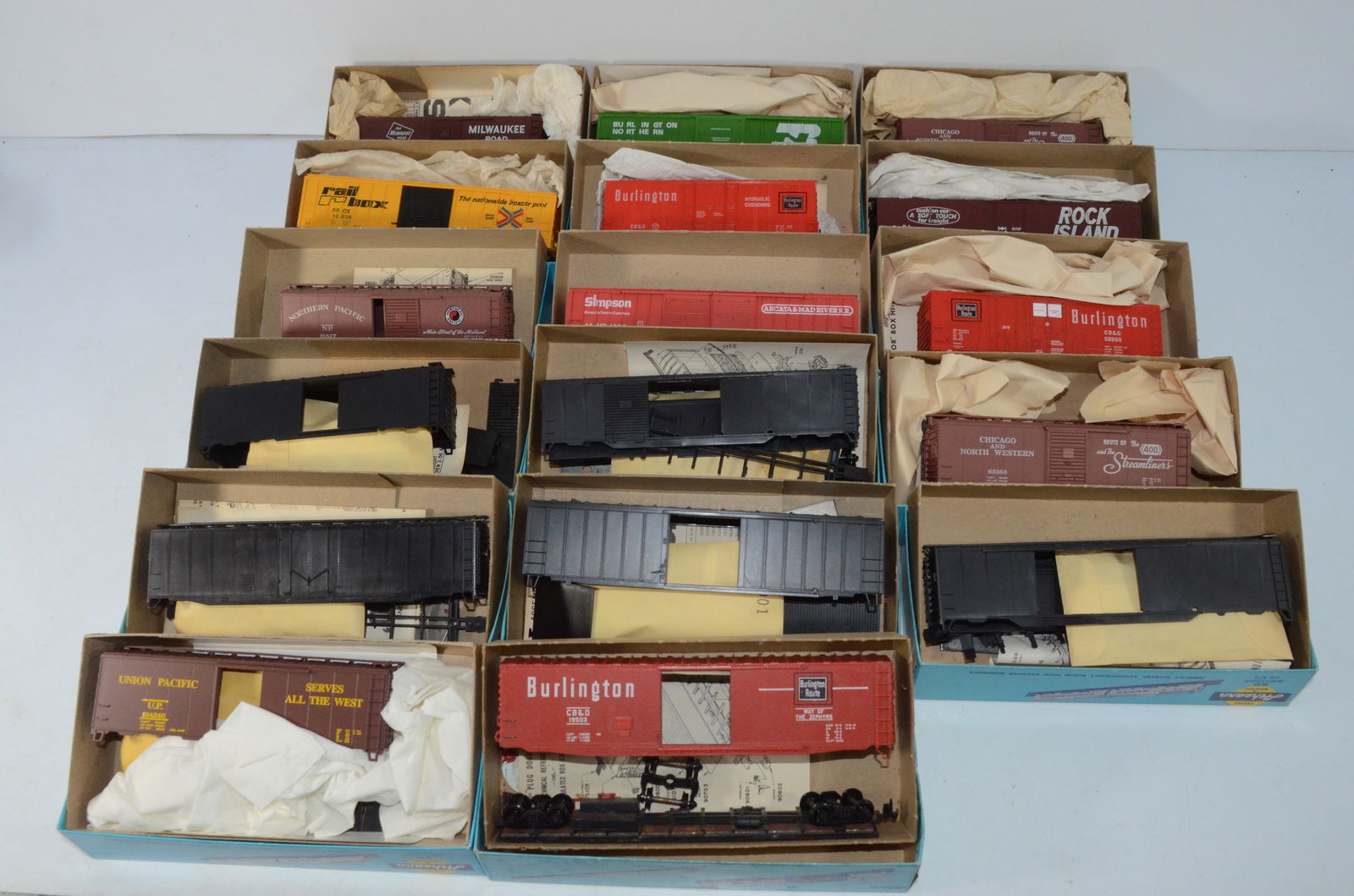 17 Assorted 40 and 50 Foot Box Cars-Athearn Blue Box HO scale (1 of 5)