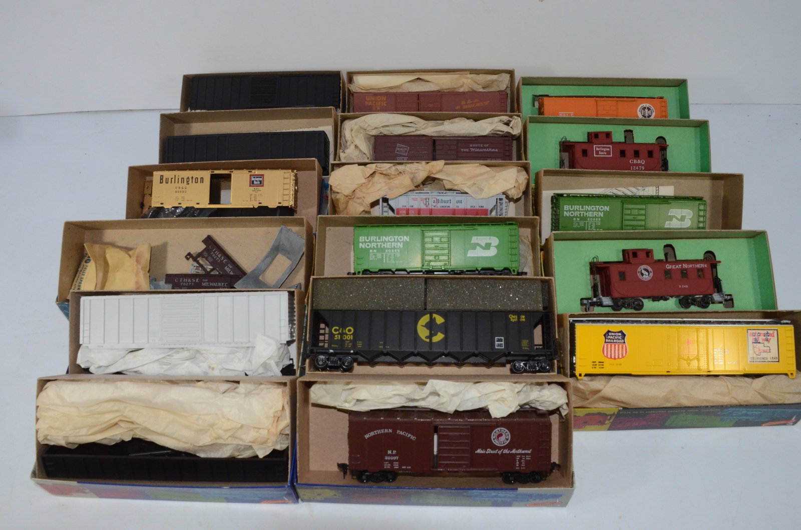 17 Assorted Roundhouse Blue and Yellow Box Kits/Cars-HO Scale: This is a selection of 17 Roundhouse Blue and Yellow Box cars in HO scale. Some have been assembled, while others are still in kit form. Some are undecorated kits. We are listing them as used, though 