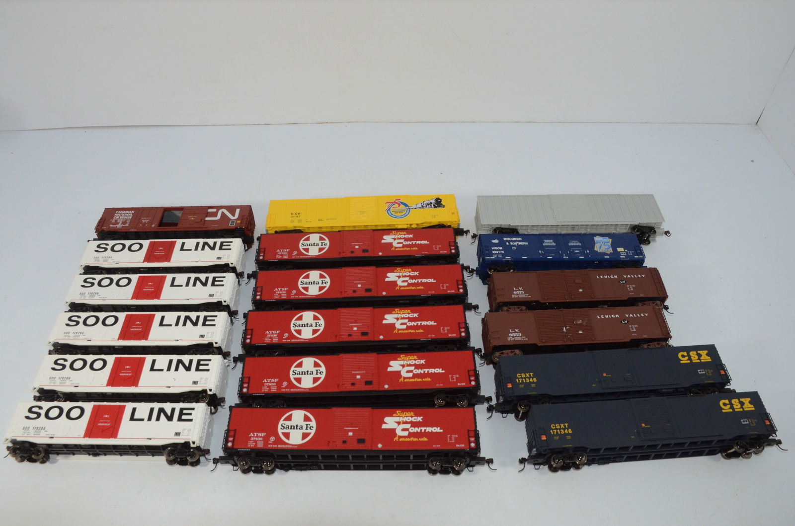18 50 Foot and 60 Foot Boxcars-SOO/ATSF/CSX/LV/CN/WSOR-HO Scale (1 of 5)