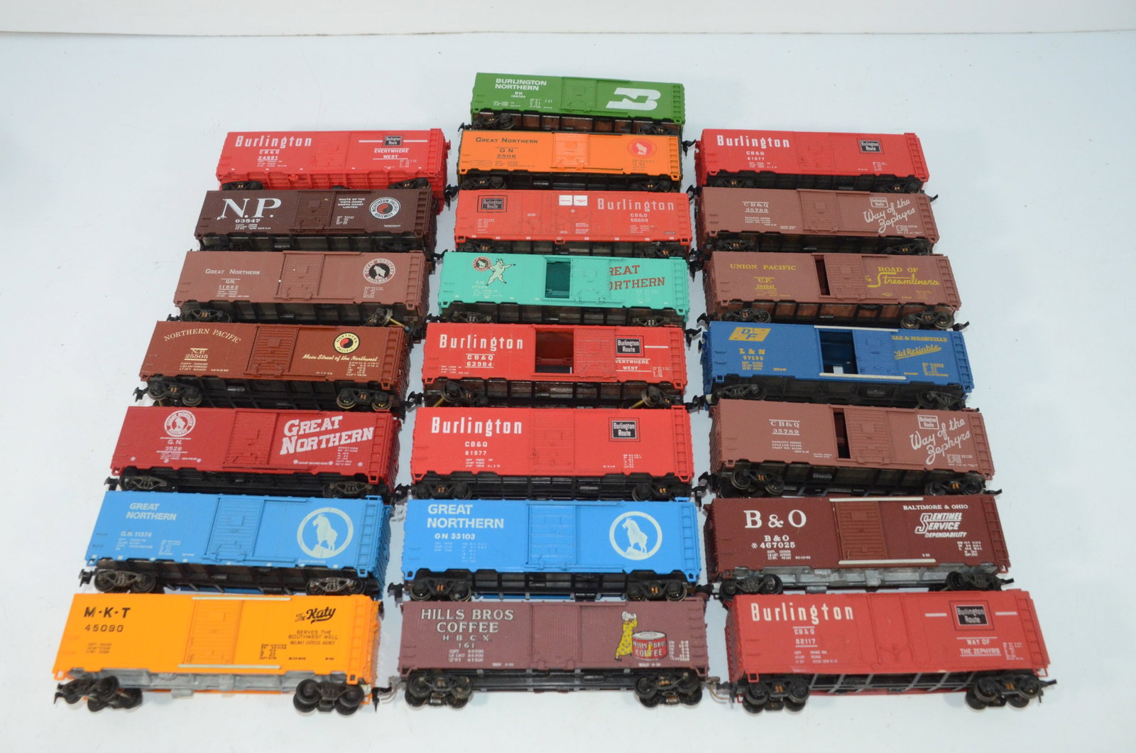 22 40 Foot Boxcars-HO Scale: This is a lot of twenty-two 40 foot boxcars in HO scale. Some have nice sprung trucks; a few have Kadee couplers. Various roads. All are used.