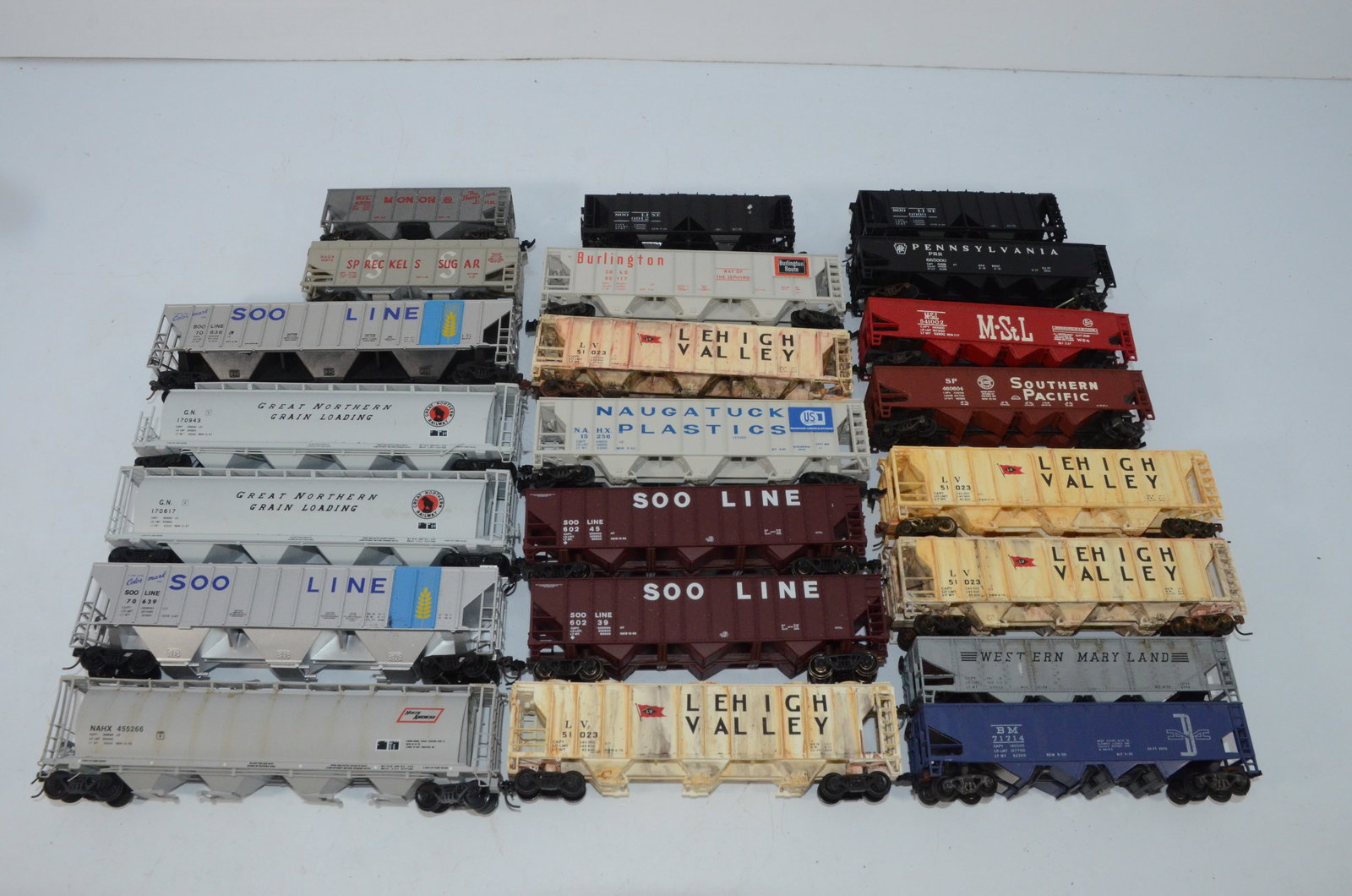 22 Hopper Cars-HO Scale (1 of 5)
