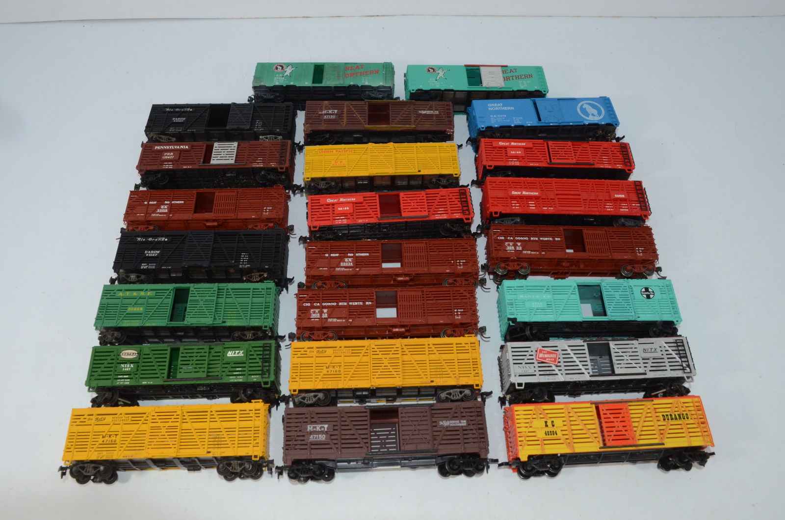 23 40 Foot Cattle Cars and Boxcars-HO Scale (1 of 5)