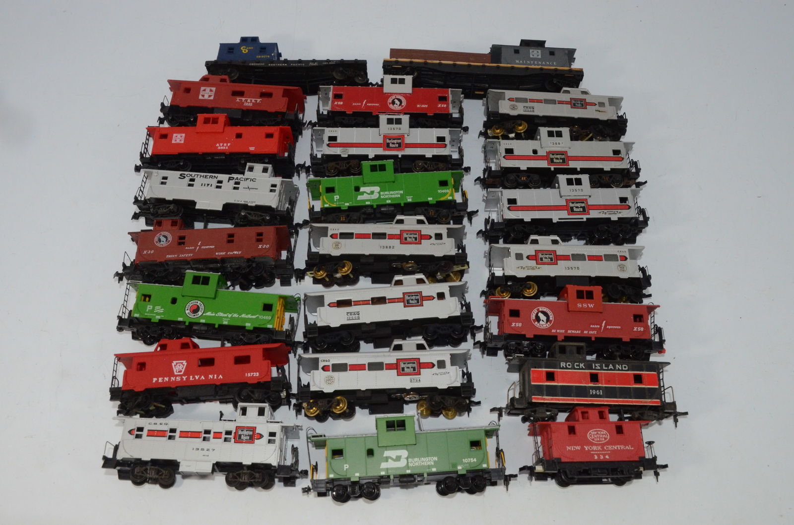 23 Cabooses-HO Scale (1 of 4)