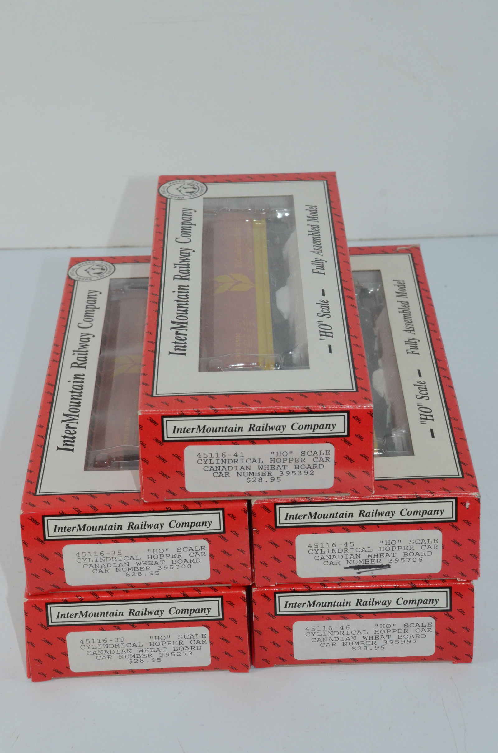 Canadian Wheat Board 5 Car Cylindrical Covered Hopper Set-Intermountain-HO Scale (1 of 4)