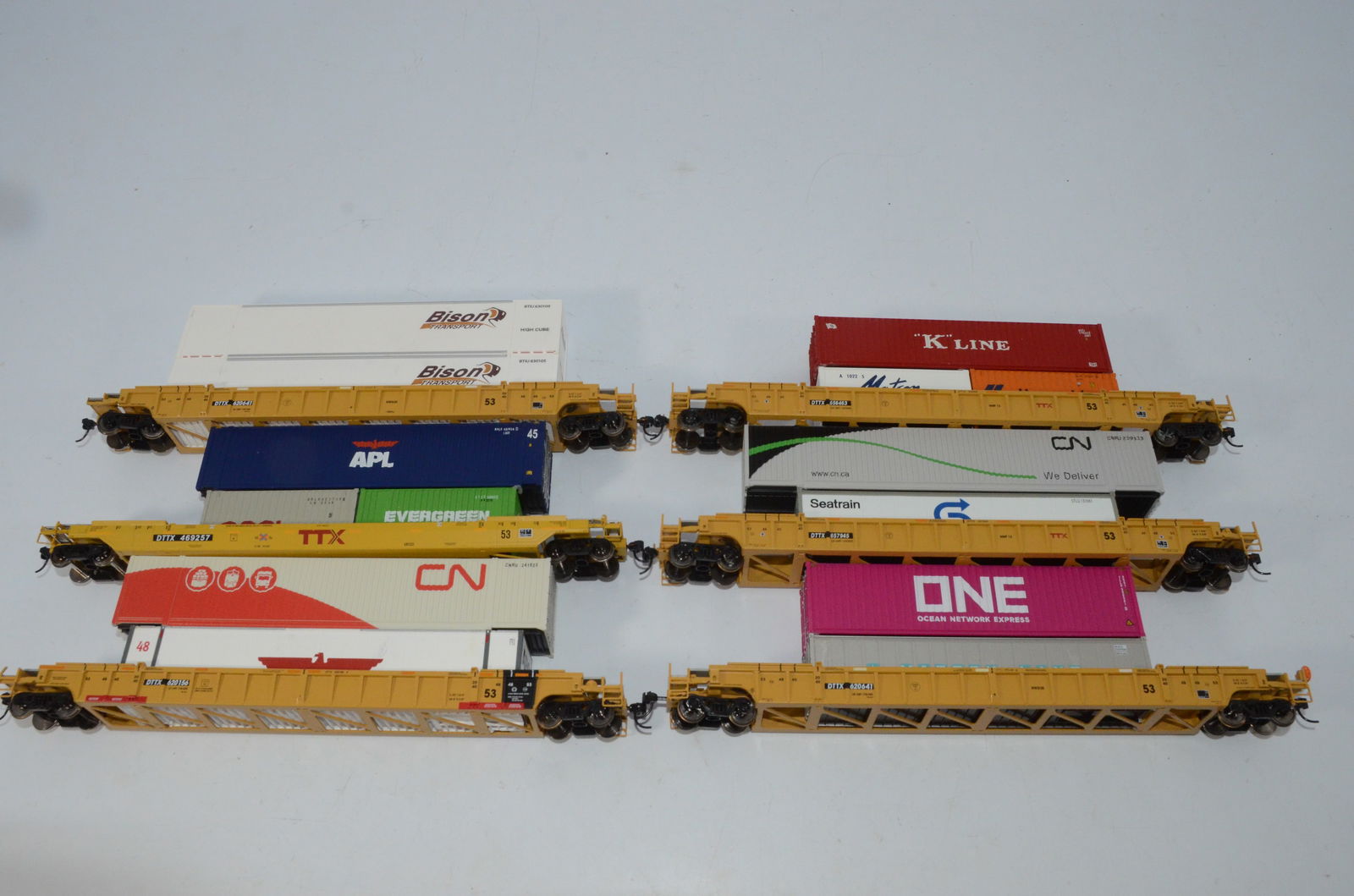 Six Car DTTX 53 Foot Well Car Set with Containers-HO Scale (1 of 3)