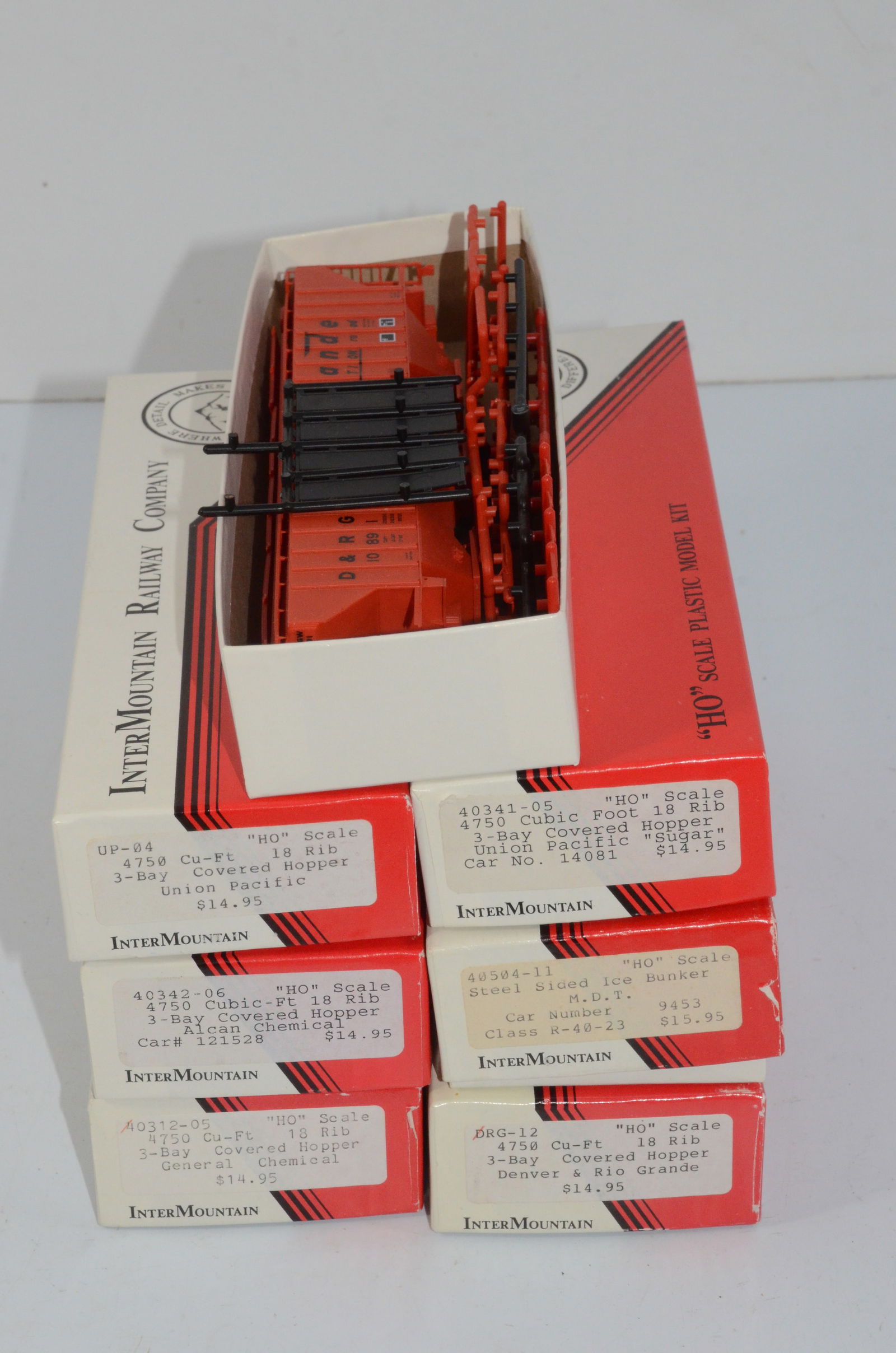 UP/DRGW 7 Car 3 Bay Covered Hopper Kit Set-Intermountain Railway-HO Scale (1 of 2)