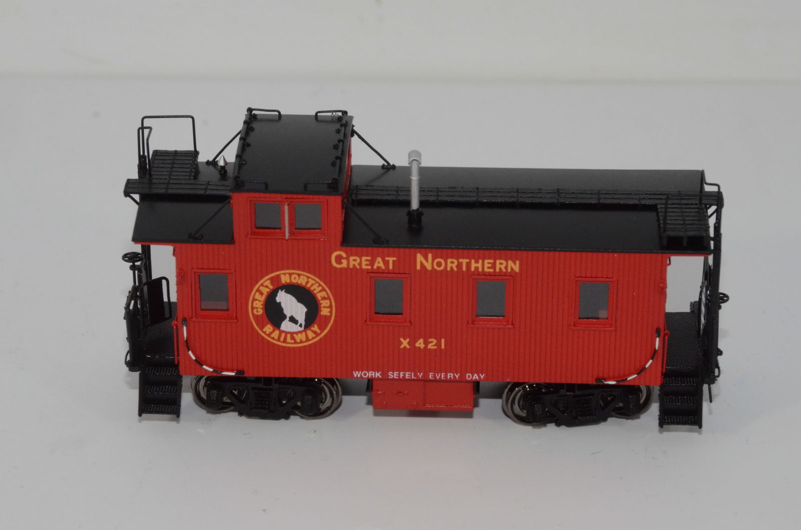 Great Northern RR 25 Foot Wood Caboose-Challenger Brass Imports-HO Scale (1 of 7)