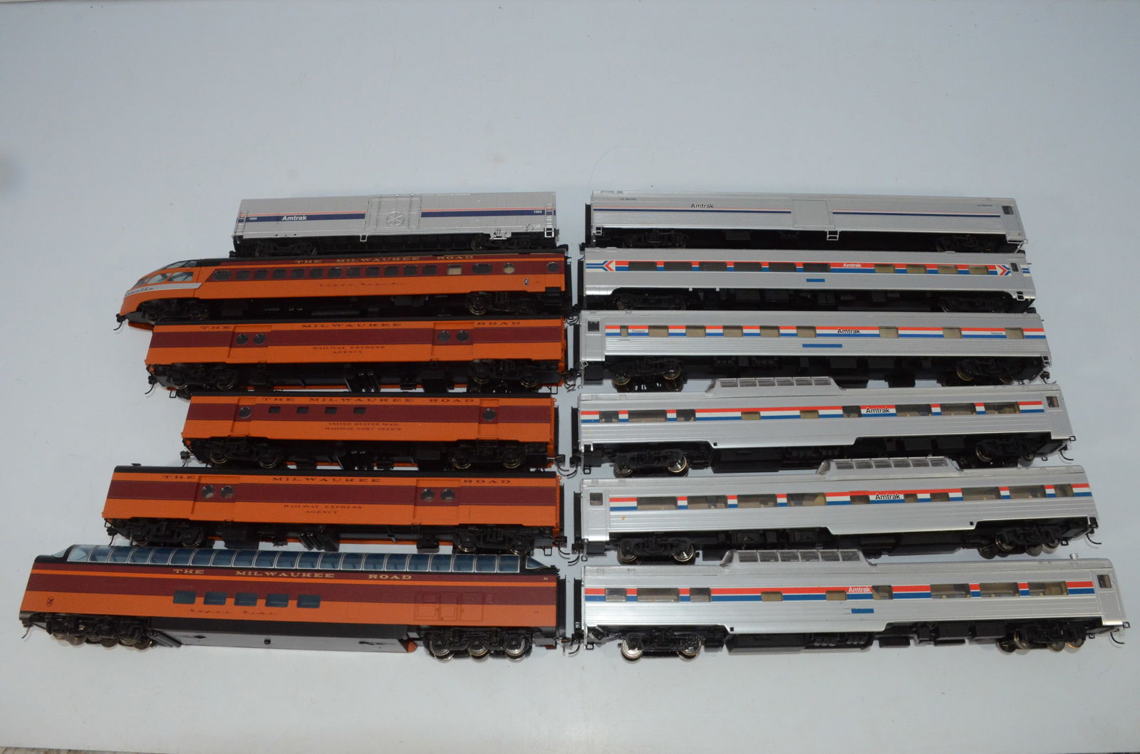 12 Passenger Cars-Milwaukee Road and Amtrak-Walthers-HO Scale (1 of 3)