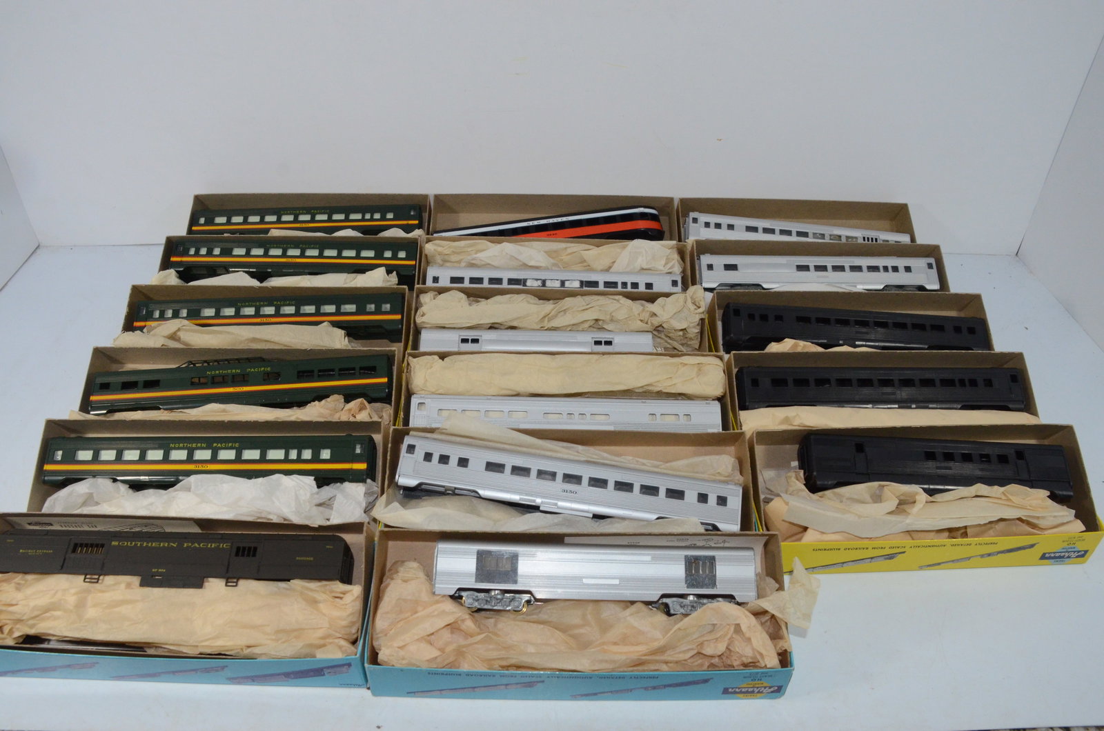 17 Athearn Blue and Yellow Box Passenger Car Kits-NP/NYNH/SP/Undec-HO Scale (1 of 6)