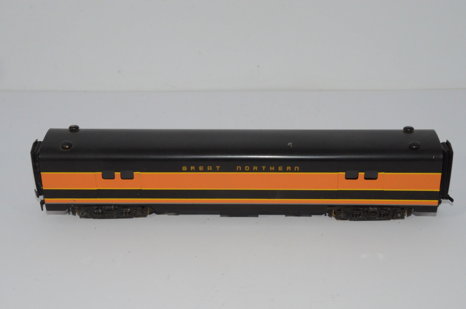 Great Northern RR Baggage Car-Tenshodo-HO Scale: This is a Great Northern Railroad brass baggage car in HO scale. Made in Japan by Tenshodo Brass Models. New in the original box. Rubber diaphragms have been added to each end on this car.