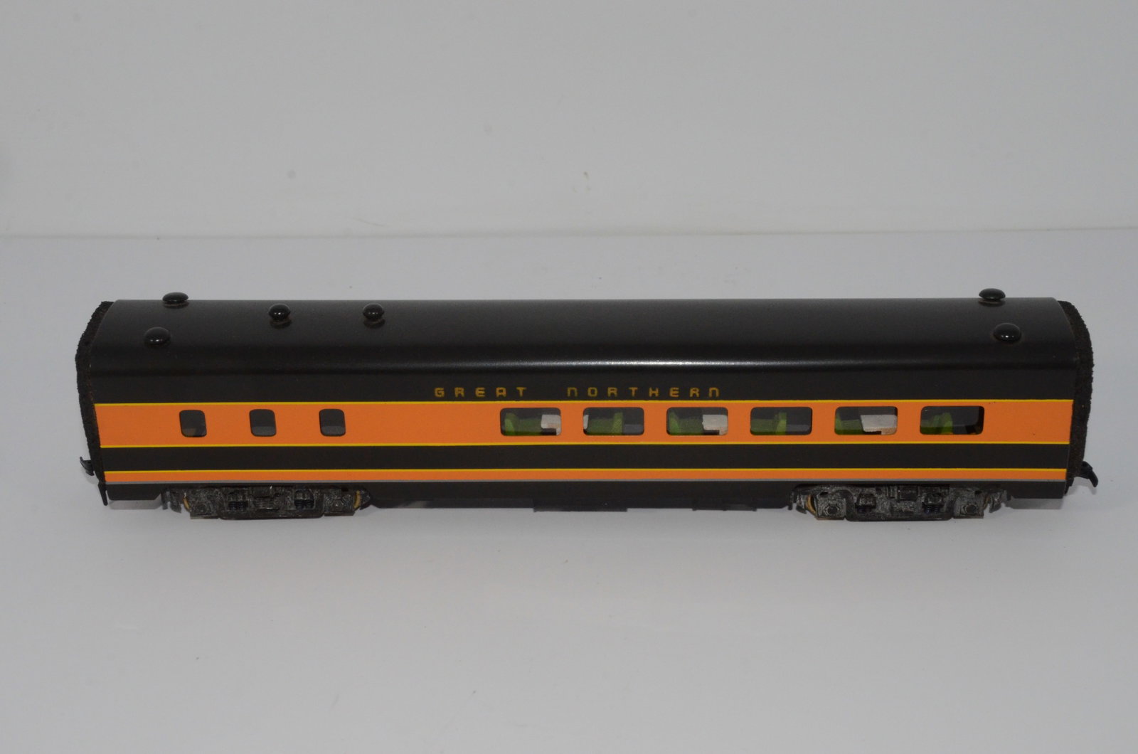 Great Northern RR Diner Car-Tenshodo-HO Scale: This is a Great Northern Railroad brass diner car in HO scale. Complete with interior details! Made in Japan by Tenshodo Brass Models. New in the original box.