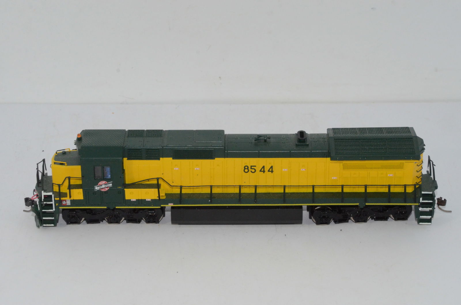 Chicago and Northwestern RR GE C41-8 Diesel Loco-Bachmann Spectrum-HO Scale (1 of 5)