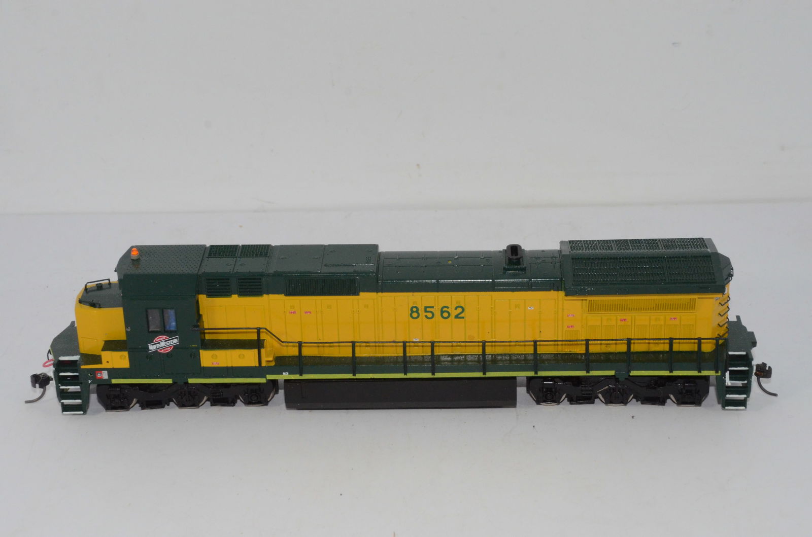 Chicago and Northwestern RR GE C41-8 Diesel Loco-Bachmann Spectrum-HO Scale (1 of 5)