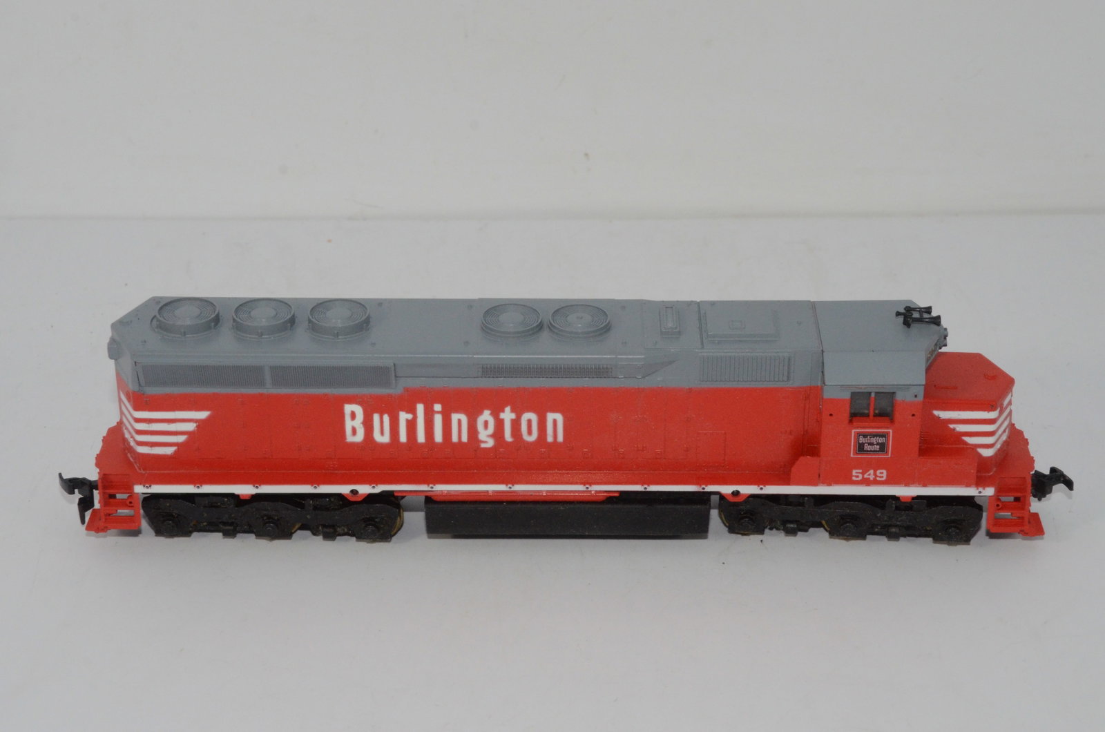 Chicago Burlington and Quincy SD45 Diesel Locomotive-Athearn-HO Scale: This is a Chicago Burlington and Quincy Railroad SD45 diesel locomotive #549 in HO scale. Made by Athearn Models. We believe it to be new, but are listing it as used, and it is in the original box. Ha