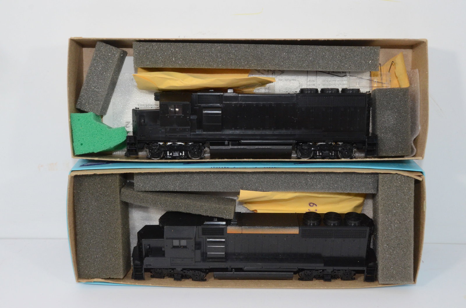 GP40-2 Diesel Locomotive Pair-Athearn-Undecorated-HO Scale: This is a pair of GP40-2 diesel locomotives without dynamic braking, that are undecorated, new in the original boxes, and made by Athearn. Tested and both run well. Athearn blue-box models, and both c