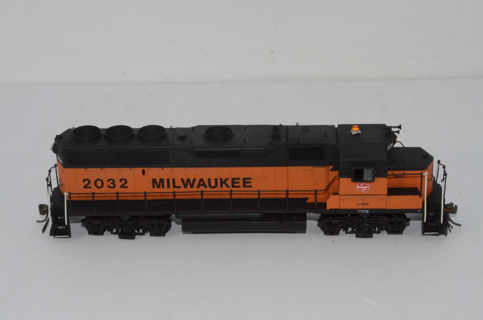 Milwaukee Road RR GP40 Diesel Locomotive-Ajin Precision Drive-HO Scale: This is a Milwaukee Road Railroad GP40 diesel locomotive #232 in HO scale. This is a plastic model with an Ajin Precision drive/chassis. Used, without the original box. Tested and runs.