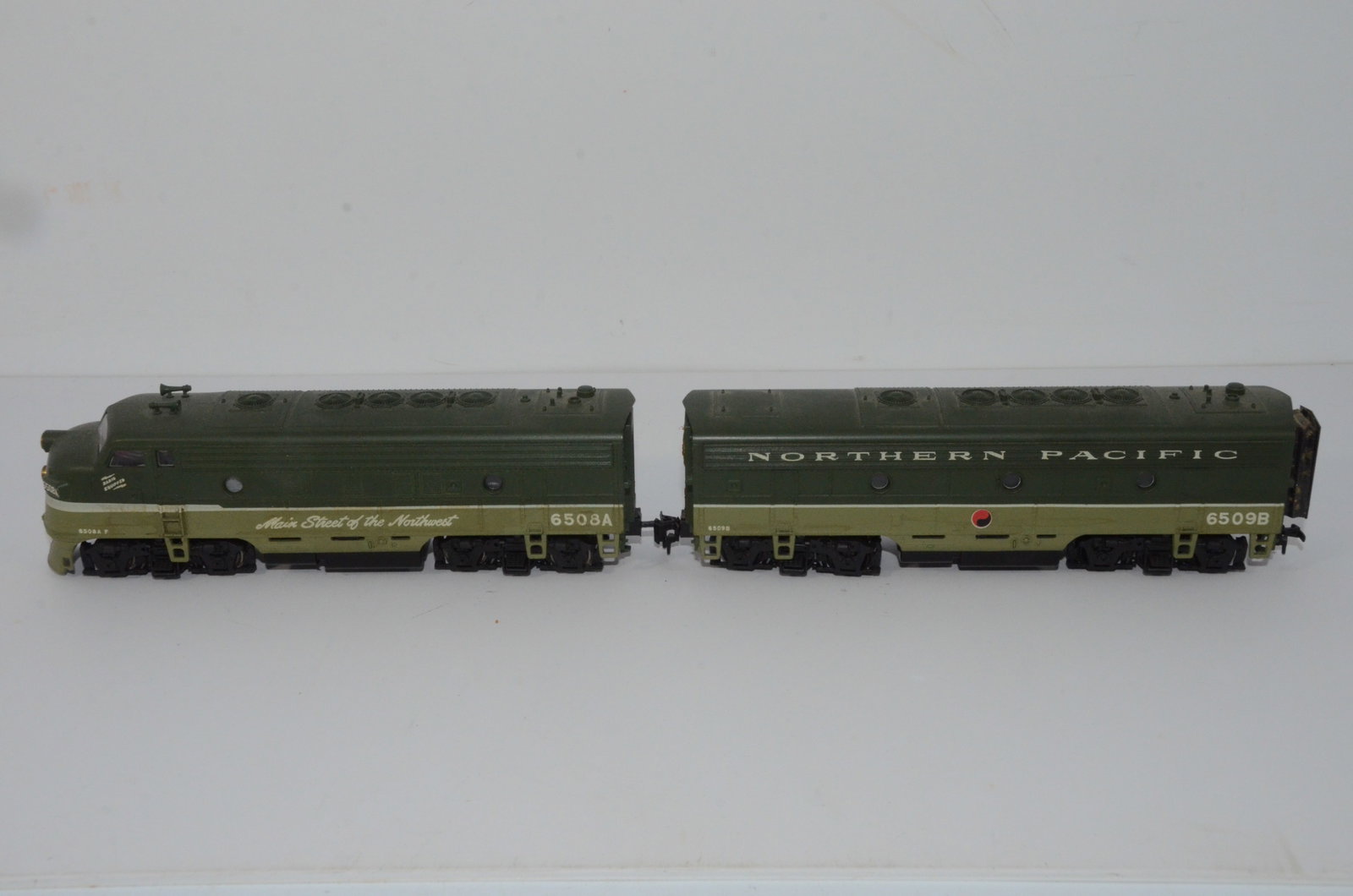 Northern Pacific RR F7A/B Diesel Locomotive Set-Athearn-HO Scale: This is a Northern Pacific Railroad F7A/B diesel locomotive set in HO scale. Made by Athearn, the A unit is numbered 6508A, has been tested, and runs well, The B unit, numbered 6509B, is an unpowered 