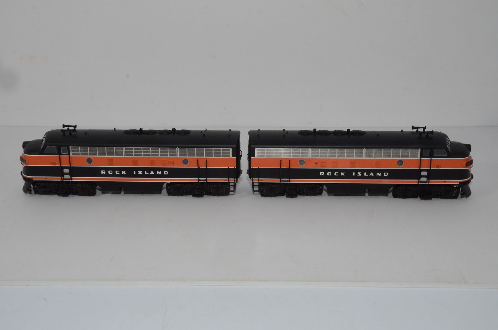 Rock Island RR F7A/A Diesel Locomotive Set-Intermountain Models-HO Scale (1 of 6)