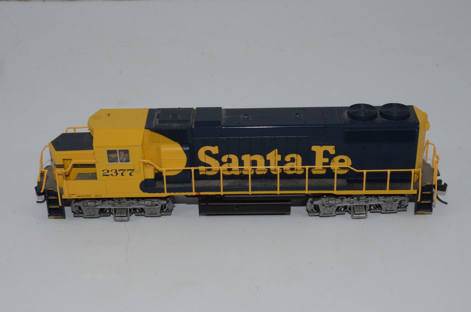 Santa Fe RR GP38-2 Diesel Locomotive #2377-Athearn-DC-HO Scale (1 of 5)