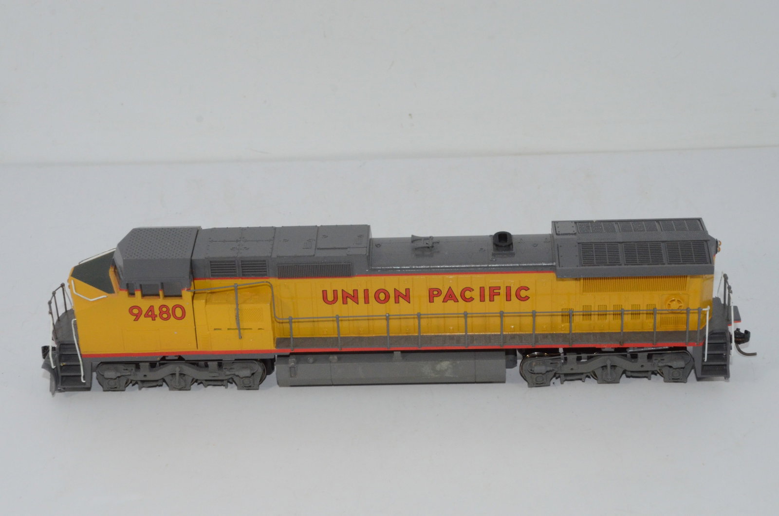 Union Pacific RR GE C41-8W Diesel Locomotive-Ajin Precision Drive-HO Scale: This is a Union Pacific Railroad GE C41-8W diesel locomotive #9480 in HO scale. This is a plastic model that has a replacement Ajin Precision drive/chassis. Used, without its original box. Tested and 