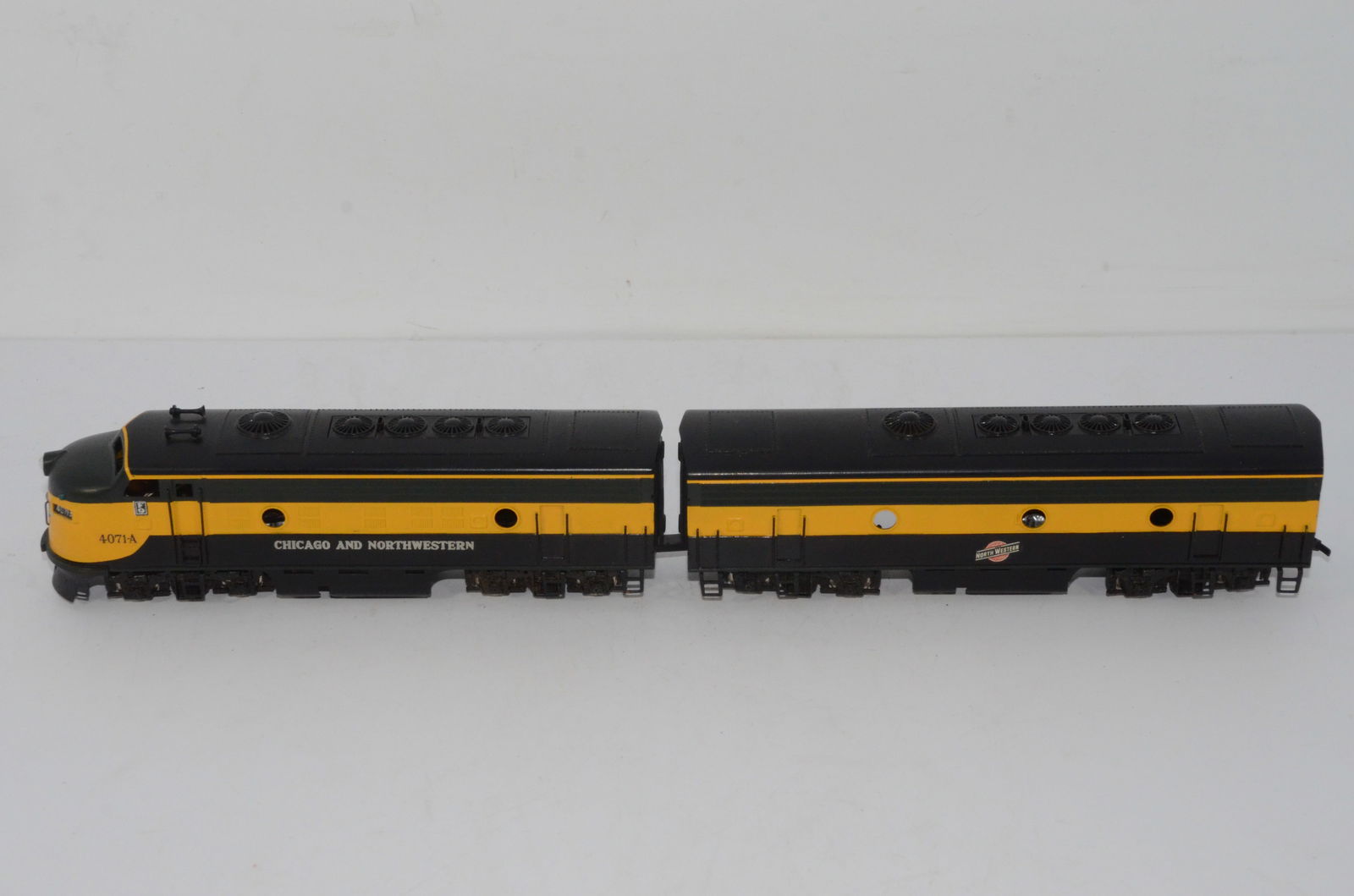 Chicago and Northwestern RR F9A/B Diesel Loco Set-Tenshodo Brass-HO Scale (1 of 10)