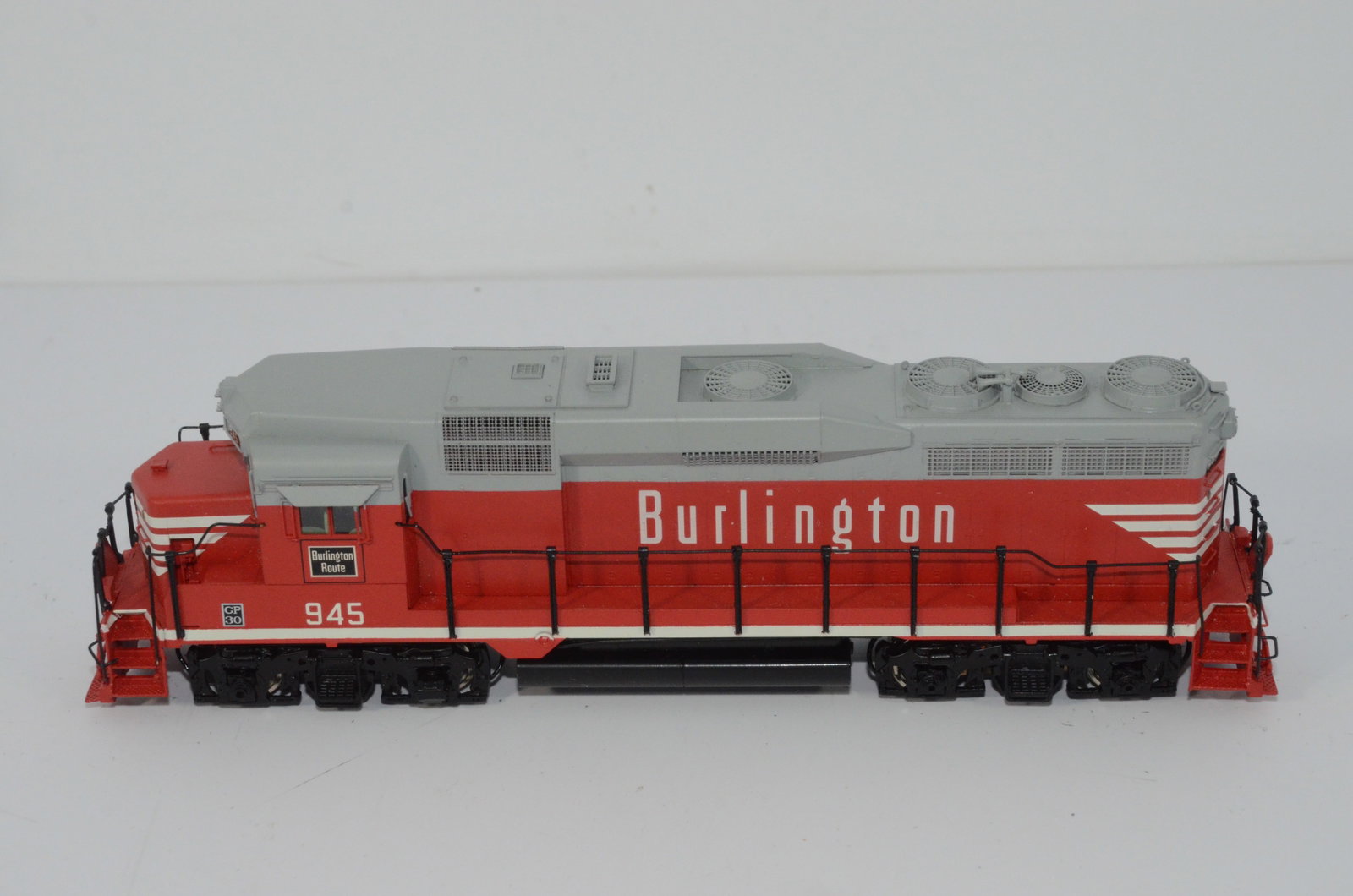 Chicago Burlington and Quincy RR GP30 Diesel Locomotive-Samhongsa-HO Scale: This is a Chicago Burlington and Quincy Railroad GP30 b rass diesel locomotive in HO scale. Manufactured by Samhongsa. Looks to be new, but we are selling it as used because it does not have the origi