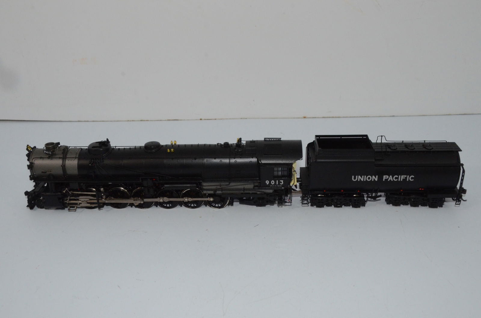 Union Pacific RR 4-12-2 Steam Locomotive-Key Imports-HO Scale (1 of 5)