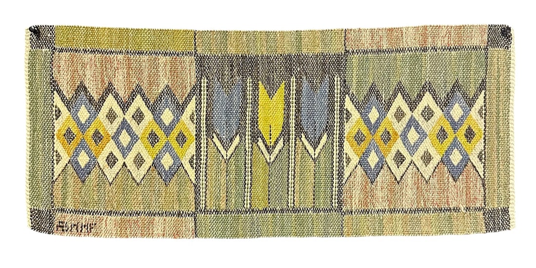 Antqiue Rare Collectible AB MFF Signed Märta Måås-Fjetterström 'Crocus' tapestry - 1931: Antique Rare Collectible AB MFF Signed Märta Måås - Fjetterström 'Crocus' tapestry. Designed 1931 and woven before 1942. Hand crafted. Wool on a Cotton foundation. Size: 62 cms x 27 cms (24 ins x 