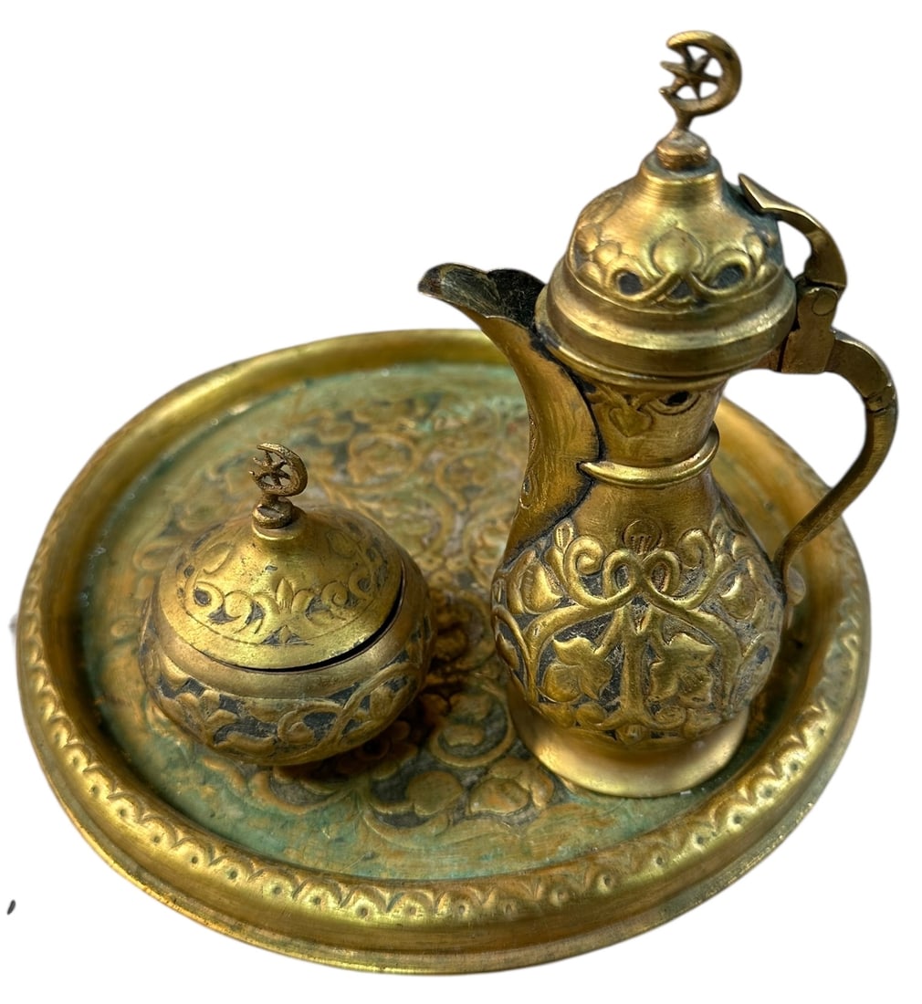 Antique Ottoman Turkish Coffee Set Guilt Copperr Tombak Circa 1910: Antique Ottoman Turkish Coffee Set Guilt Copperr Tombak Circa 1910. Size: 27 cms x 27 cms (8 ins x 8 ins) 16 cms x 7 cms (6 ins x 2 ins). TORG AUCTIONS offers bespoke packing and international and dom
