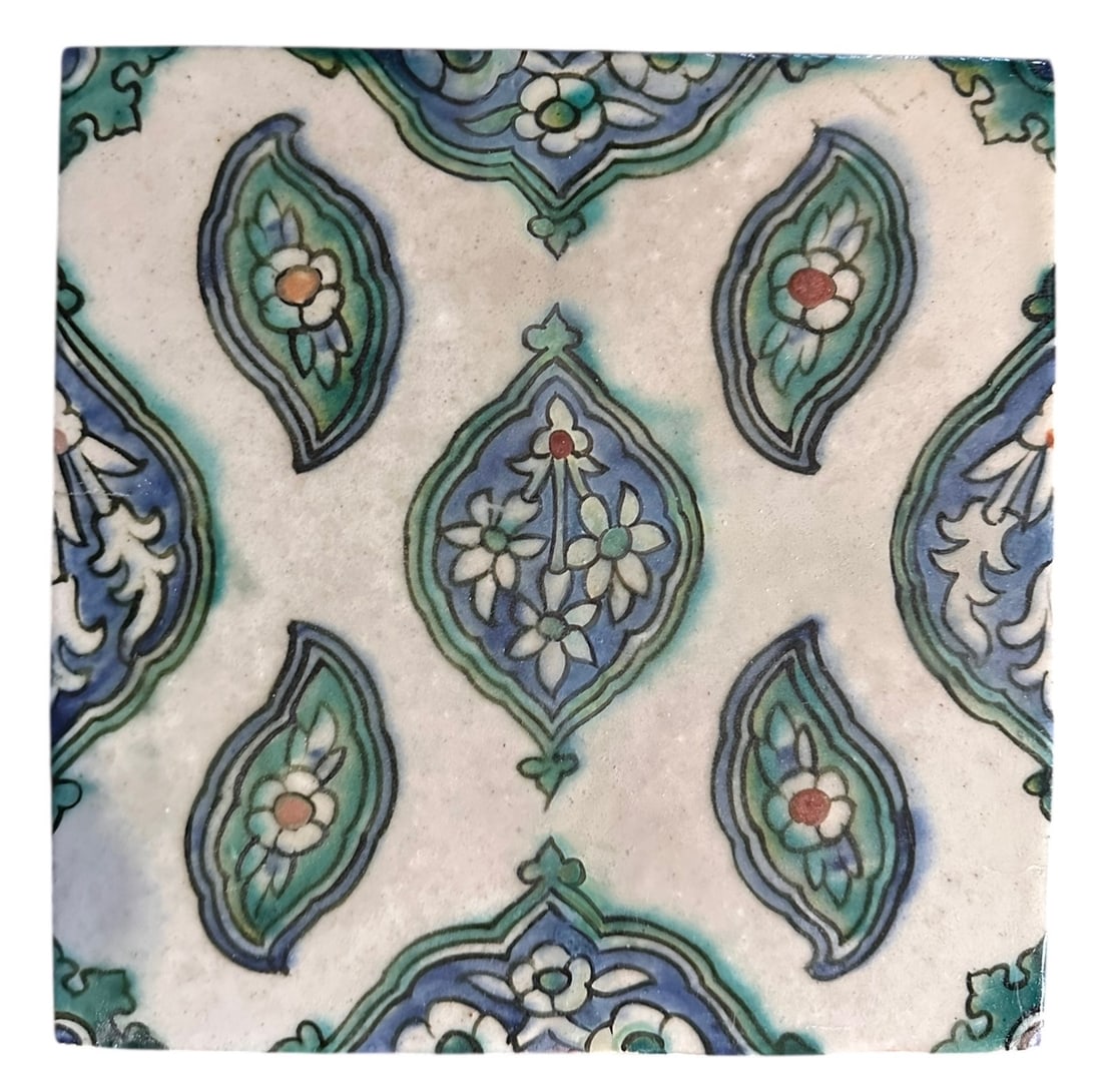 Antique Rare Ottoman Syrian Damascus Tile 17th Century: Antique Rare Ottoman Syrian Damascus Tile 17th Century Size: 25 cm x 25 cm (10 ins x 10 ins). TORG AUCTIONS offers bespoke packing and international and domestic shipping logistics for sold items. Ple