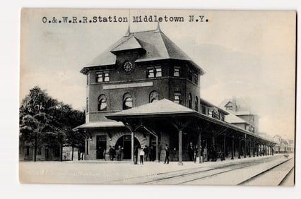 O.&W.R.R. Station, Middletown N.Y., trackside view with figures, early 1900s postcard