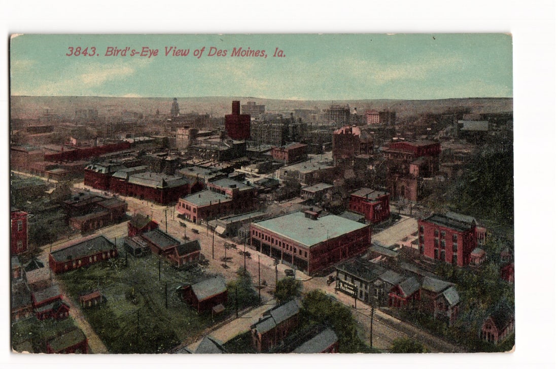 3843. Bird's-Eye View of Des Moines, Iowa. Early 20th Century Colorized Urban Scene Postcard (1 of 2)