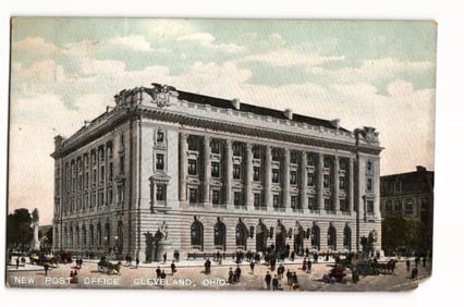 Postcard depicting the grand New Post Office building in Cleveland, Ohio with a busy street scene c.