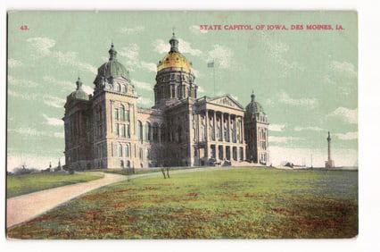 Postcard of the State Capitol of Iowa in Des Moines, IA, featuring its iconic gold-leafed dome.