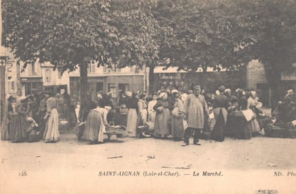Postcard showing the bustling market day, Le Marché, in Saint-Aignan, Loir-et-Cher, France c.1900s